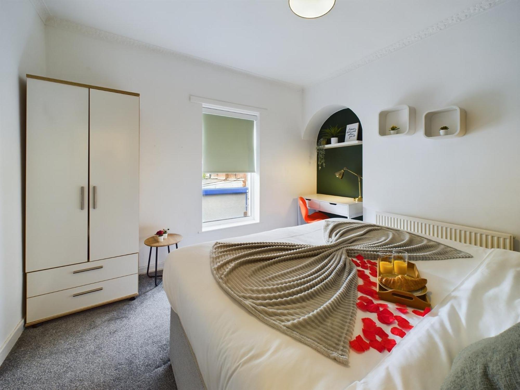 Charming Anfield Apartments: Family-Friendly Stay Near Liverpool Center Exterior photo