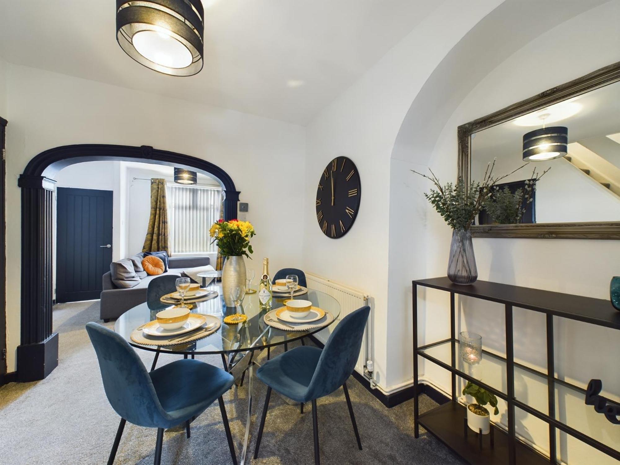 Charming Anfield Apartments: Family-Friendly Stay Near Liverpool Center Exterior photo